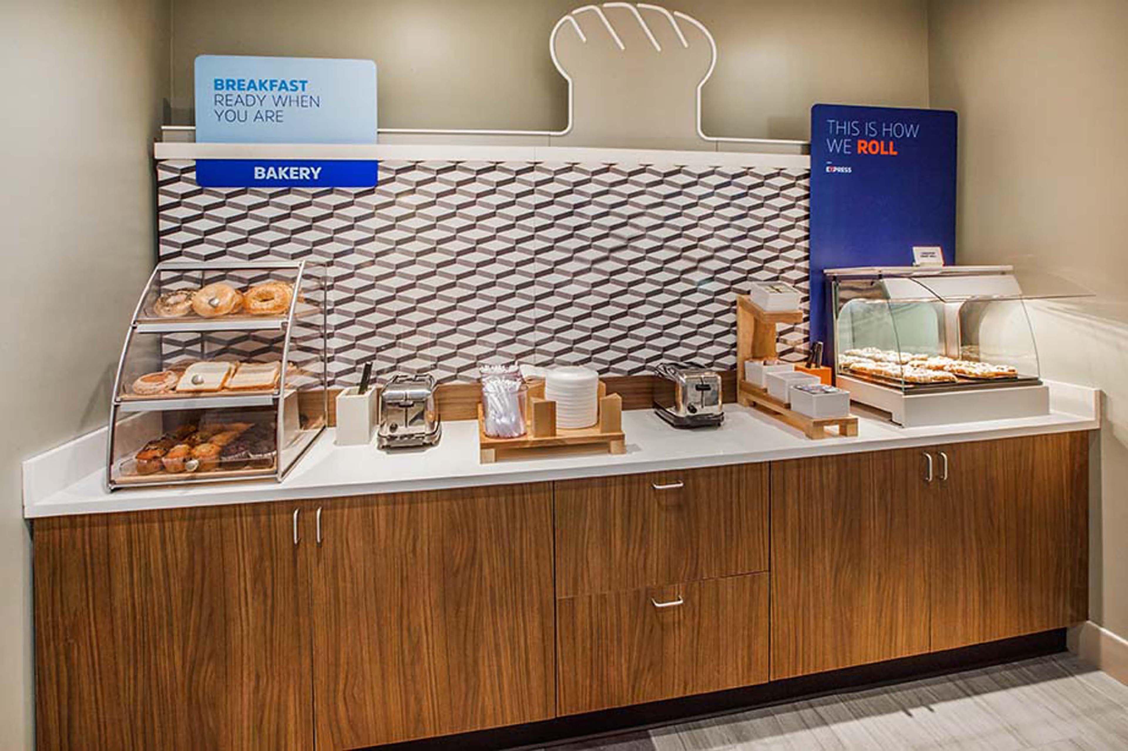 Holiday Inn Express & Suites Cleveland/Westlake By Ihg Экстерьер фото